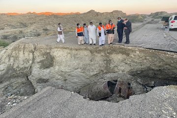 بازگشایی و ترمیم مسیرهای آسیبدیده از سیل جنوب استان سیستانوبلوچستان در اولویت قرار دارد
 سفر رئیس سازمان راهداری  و حمل و نقل جاده ای به مناطق سیل زده سیستان و بلوچستان