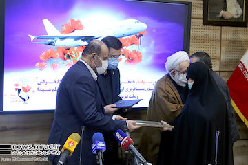 قدردانی وزیر راه وشهرسازی  از خانواده شهدای پرواز هواپیمای اوکراین  تجلیل از خانواده شهدای پرواز اوکراینی با حضور وزیر راه و شهر سازی