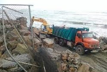 تخریب یک سازه غیر مجاز دریایی در نوار ساحلی مازندران تخریب سازه غیر مجاز دریایی