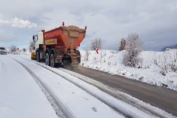 ۱۲۵ تن مخلوط ماسه و نمک در جادههای ایلام پخش شد برف روبی .jpg