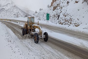 ریزش برداری در ۴۴ مقطع از محورهای ایلام انجام شد
 برف روبی محور .jpg