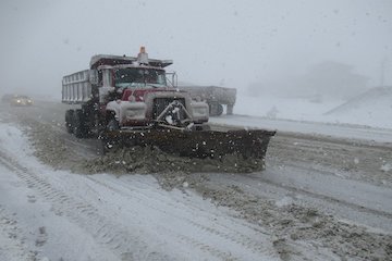 برفروبی بیش از ۱۷ هزار کیلومتر باند از راههای استان همدان
 برفروبی همدان