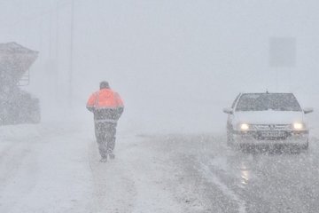 کولاک و بهمن در برخی استانها/ حاکم شدن جوی آرام از شنبه در اکثر مناطق کشور/ افزایش غلظت آلایندهها در کلانشهرها از ابتدای هفته پیش رو برفروبی زمستانی آذربایجان غربی