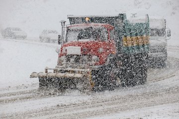 رانندگان از سفرهای برون شهری غیرضروری پرهیز کنند/ مسدود شدن سه محور ارتباطی استان تا اطلاع ثانوی
 برفروبی همدان