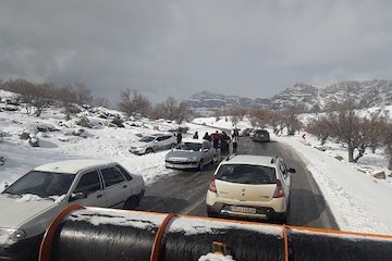 گرفتار شدن خودروها در برف محور اندیکا-شهرکرد