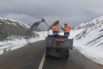 هزار و ۱۲۵ تن مخلوط ماسه و نمک در جادههای ایلام پخش شد نمک پاشی.jpeg