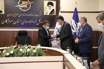 اولین گواهینامه فرودگاهی با استناد به مقررات جدید فرودگاهی به فرودگاه شهدای پرواز ۶۵۵ بندرعباس اهدا شد  اولین گواهینامه فرودگاهی-بندرعباس