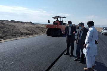 ۵۰ کیلومتر باند دوم تا پایان اسفندماه در سیستان و بلوچستان آماده بهره برداری می شود بازدید مهندس اکبری مسیر زاهدان زابل.jpg