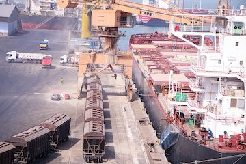 افزایش ۹۲ درصدی واردات کالای اساسی در بندر شهید رجایی/ پهلوگیری ۶۶ فروند انواع کالاهای اساسی طی ۱۱ ماهه سال جاری/ بیش از ۲۰۴ هزار تن کالا در نوبت تخلیه ریل در بندر