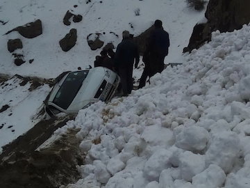 مسافران ۳خودروی گرفتار در بهمن نجات یافتند بهمن