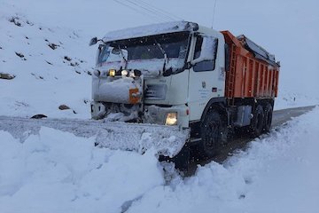 بارش برف مشگین شهر را سفیدپوش کرد/بازگشایی راه ارتباطی ۱۰۰روستا برفروبی