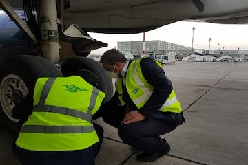 بازدید معاون استاندارد پرواز سازمان هواپیمایی کشوری از رمپ پروازی فرودگاه امام خمینی (ره) آرش خدایی، معاون استاندارد پرواز