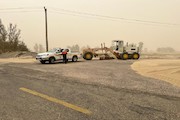 تلاش گشت های راهداری برای بازگشایی راهها از شن و ماسه در پی طوفان شدید گرد و خاک در منطقه سیستان