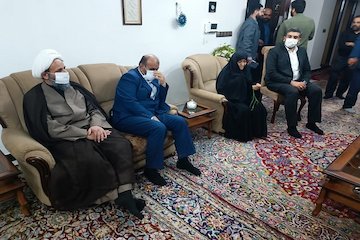 دیدار وزیر راه و شهرسازی با مادر شهید فلاح