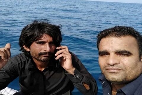 نجات دو صیاد در آبهای دریای عمان با هماهنگی مرکز جستجو و نجات دریایی چابهار صیادان نجات یافته از آبهای دریای عمان