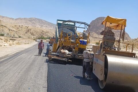 شروع عملیات اجرایی پروژه لکه گیری و روکش آسفالت محور لنده_سوق_دهدشت روکش لنده-سوق