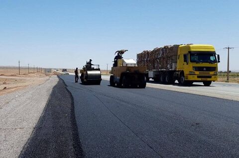 عملیات اجرای آسفالت زیرگذر راه آهن پرندک شروع شد تقاطع غیر همسطح