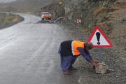 ریزش برداری و ترمیم آبردگی های بارندگیهای روز گذشته توسط راهداران پرتلاش در محورهای مواصلاتی شهرستان‌های مهرستان و سراوان