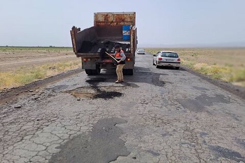 اجرای عملیات لکهگیری با استفاده از ۱۰ تن آسفالت گرم در طول محورهای شهرستان 3857