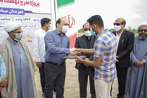 کلنگ احداث یک هزار و ۶۲۳ واحد مسکونی در میناب به زمین زده شد کلنگ زنی نهضت ملی میناب هرمزگان 1