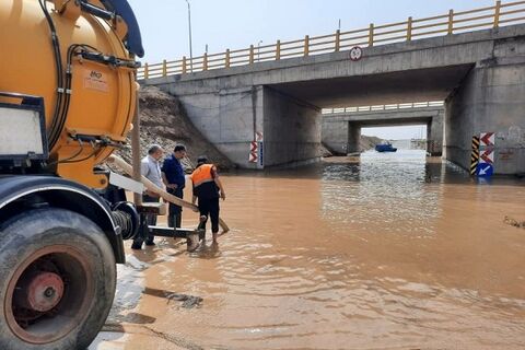 رفع ۱۰ مورد انسداد در سطح راهها و بازگشایی ۷ دستگاه پل جادهای در استان قم
 خبر