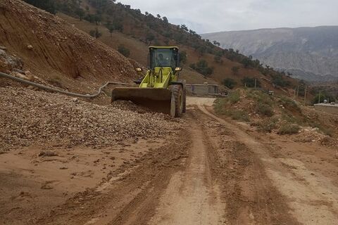 با تلاش راهداران ریزش برداری و بازگشایی 
راه ارتباطی قلعه رئیسی به دیشموک انجام گرفت  ریزش و بازگشایی