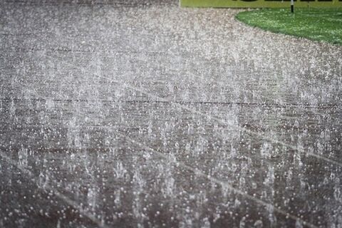 بارش تگرگ و برف در ارتفاعات/ احتمال تاخیر پروازها به دلیل نفوذ گردوغبار تگرگ