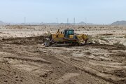 گوشه ای از تلاش راهداران سیستان و بلوچستان در خصوص ترمیم و رفع آبردگیهای بارندیگهای اخیر در محورهای مواصلاتی شمال استان