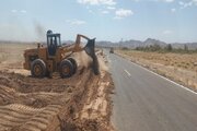 گوشه ای از تلاش راهداران سیستان و بلوچستان در خصوص ترمیم و رفع آبردگیهای بارندیگهای اخیر در محورهای مواصلاتی شمال استان