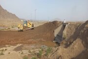 گوشه ای از تلاش راهداران سیستان و بلوچستان در خصوص ترمیم و رفع آبردگیهای بارندیگهای اخیر در محورهای مواصلاتی شمال استان