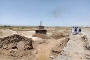 گوشه ای از تلاش راهداران سیستان و بلوچستان در خصوص ترمیم و رفع آبردگیهای بارندیگهای اخیر در محورهای مواصلاتی شمال استان