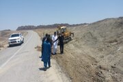 گوشه ای از تلاش راهداران سیستان و بلوچستان در خصوص ترمیم و رفع آبردگیهای بارندیگهای اخیر در محورهای مواصلاتی شمال استان