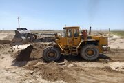 گوشه ای از تلاش راهداران سیستان و بلوچستان در خصوص ترمیم و رفع آبردگیهای بارندیگهای اخیر در محورهای مواصلاتی شمال استان