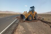گوشه ای از تلاش راهداران سیستان و بلوچستان در خصوص ترمیم و رفع آبردگیهای بارندیگهای اخیر در محورهای مواصلاتی شمال استان