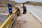 گوشه ای از تلاش راهداران سیستان و بلوچستان در خصوص ترمیم و رفع آبردگیهای بارندیگهای اخیر در محورهای مواصلاتی شمال استان