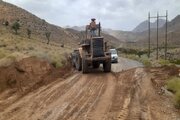 گوشه ای از تلاش راهداران سیستان و بلوچستان در خصوص ترمیم و رفع آبردگیهای بارندیگهای اخیر در محورهای مواصلاتی شمال استان
