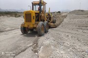 گوشه ای از تلاش راهداران سیستان و بلوچستان در خصوص ترمیم و رفع آبردگیهای بارندیگهای اخیر در محورهای مواصلاتی شمال استان