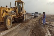 گوشه ای از تلاش راهداران سیستان و بلوچستان در خصوص ترمیم و رفع آبردگیهای بارندیگهای اخیر در محورهای مواصلاتی شمال استان