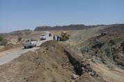 گوشه ای از تلاش راهداران سیستان و بلوچستان در خصوص ترمیم و رفع آبردگیهای بارندیگهای اخیر در محورهای مواصلاتی شمال استان