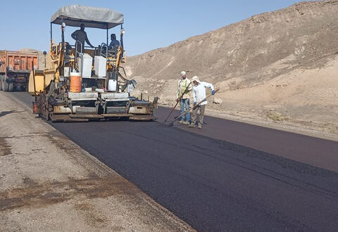 ببینید/ عملیات اجرای  روکش آسفالت گرم محور شریانی طبس-یزد