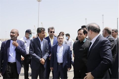 وزیر بنادر و کشتیرانی هند وارد بندر چابهار شد/ بازدید از بخشهای مختلف بندر به همراه مدیرعامل سازمان بنادر وزیر بنادر و کشتیرانی هند وارد بندر چابهار