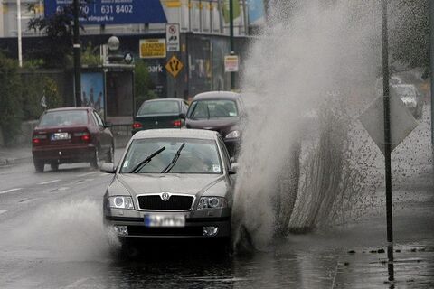 بارش باران و وزش باد از امروز تا چهارشنبه/لزوم احتیاط در تردد از حاشیه رودخانهها و مسیلها آب گرفتگی/ باران
