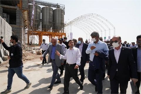 کارخانه روغنکشی در بندر امام (ره) بخش قابل توجهی از نیاز خوراک دام و طیور کشور را تأمین میکند بندر امام