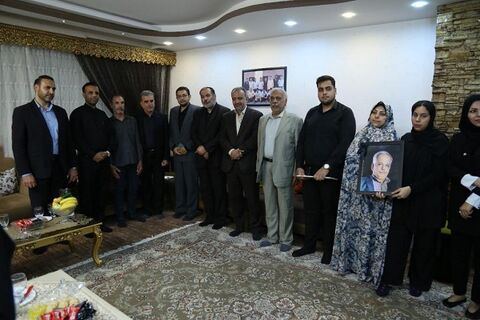 دیدار با خانواده معظم شهدا و تکریم آنها وظیفه عرفی و شرعی است دیدار با خانواده معظم شهدا و تکریم آنها وظیفه عرفی و شرعی ماست