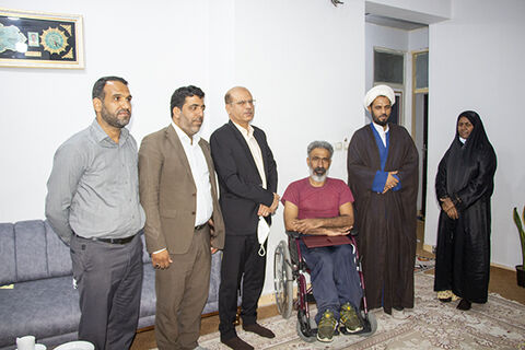 دیدار مدیرکل راه و شهرسازی هرمزگان با خانواده شهدا و ایثارگر  دیدار مدیرکل راه و شهرسازی هرمزگان با خانواده ایثارگر