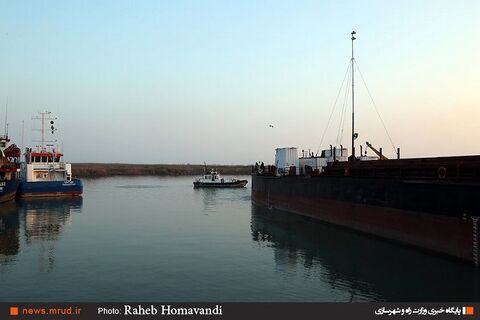 امکان تردد و پهلوگیری کشتیهای تجاری با آبخور بیش از ٤/٦٠ متر در بندر آستارا/ انجام بیش از سه میلیون مترمکعب لایروبی در کانال دسترس و حوضچه بنادر