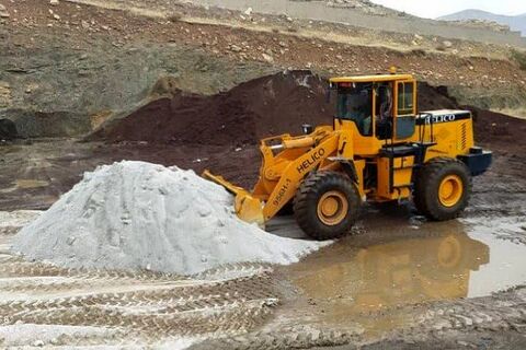 حمل و ذخیره سازی بیش از یک هزار تن شن، ماسه و نمک در راهدارخانههای خوزستان ذخیره سازی نمک