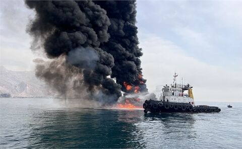 عملیات اطفاء پنج ساعته حریق در آبهای عسلویه اطفاء حریق