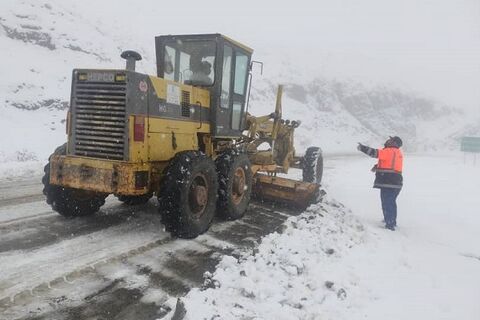 ویدئو|برفروبی و بازگشایی راه روستایی کردآباد به همت راهداران شهرستان فراهان استان مرکزی فراهان