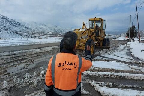 بارش نخستین برف پاییزی در ساردوییه جیرفت/ همه محورهای ارتباطی در جنوب کرمان باز و تردد روان در این محورها جریان دارد برف ساردو جیرفت
